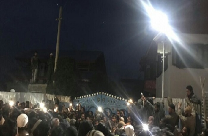 Thousands attend last rites of slain terrorist  in Sopore