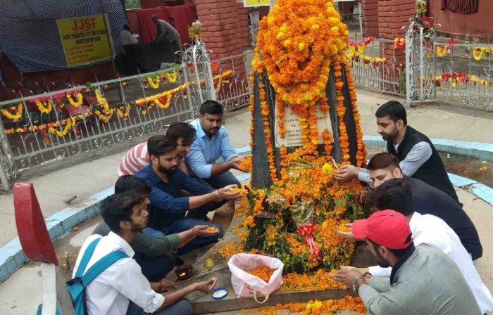 NSUI paid floral tributes to students martyr's of 1966