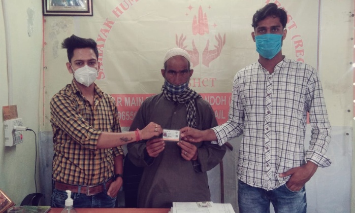 SHCT hands over Golden Card to Critically ill Patient