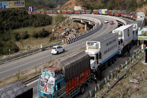 After disruption due to shooting stones, one-way traffic resumes on Jammu-Srinagar highway