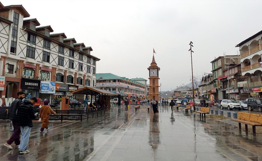 Rains Lash Plains Of Kashmir, More In Offing: MeT