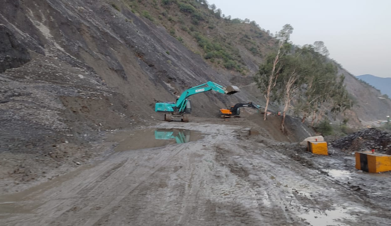 Restoration work gathers pace on Jammu-Srinagar NH; Mughal road cleared for traffic