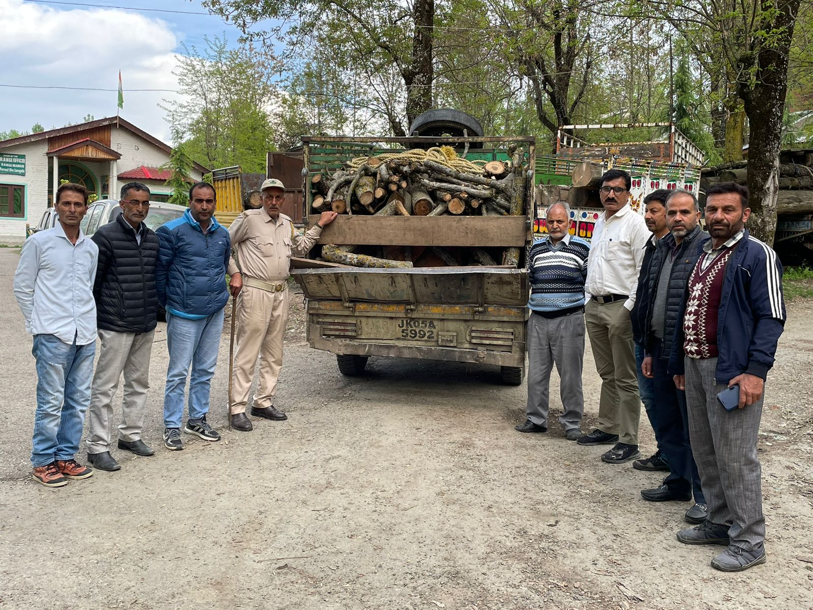 Forest Department seizes vehicle with illicit timber in Rafiabad village