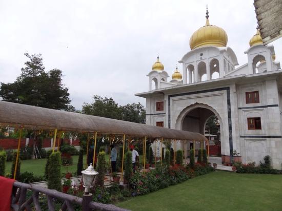 Amit Shah visits Gurudwara Chati Patshahi in Rainawari